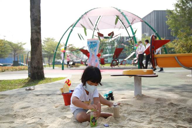 黎新公園有遊戲沙坑、親子盪鞦韆、無障礙盪鞦韆、七階音樂管等設施，具有水資源循環利用、節能減碳等效益。（陳世宗攝）