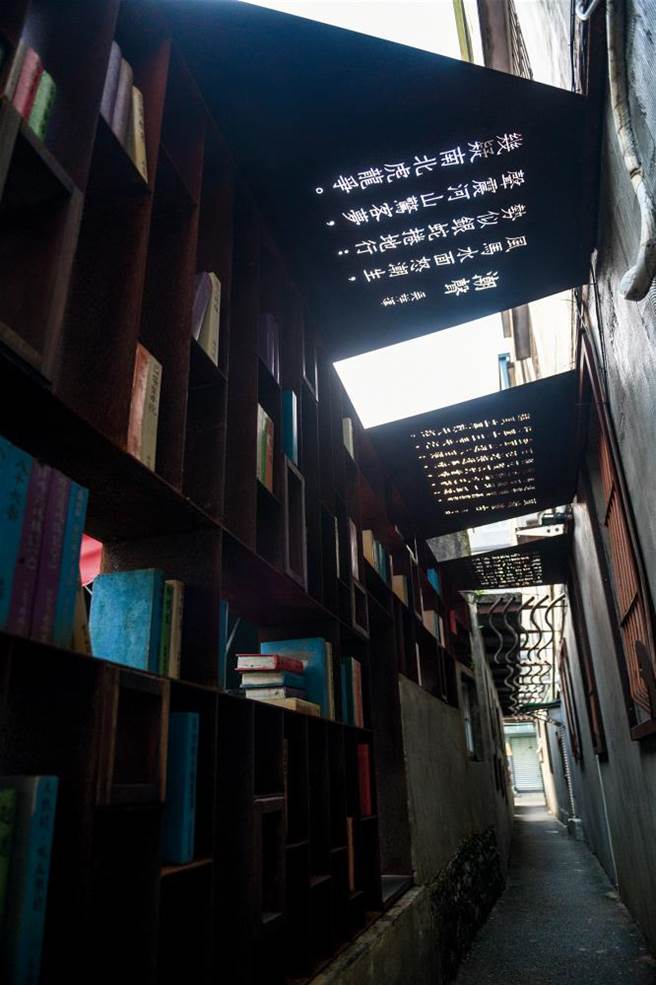 在地文学家为故乡「开兰第一城」所做的诗，被永恒地鐫刻下来，铺陈出一条充满光影的文学走廊。(图/庄坤儒摄)