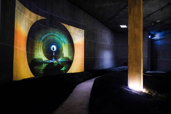 由黄声远建筑师设计的壮围沙丘游客中心，展出名导蔡明亮的「记忆壮围影像装置展」，将沙丘之美带进室内。
(图/庄坤儒摄)