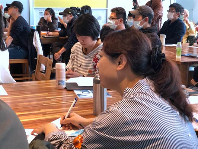 现场安排在地创业青年、特产业者分享自身品牌故事外，更透过产、官、学界人士与地方创生专家，就如何发掘地方特色元素，打造金门亮点品牌，进行主题式和针对性的沟通之一。（李金生摄）