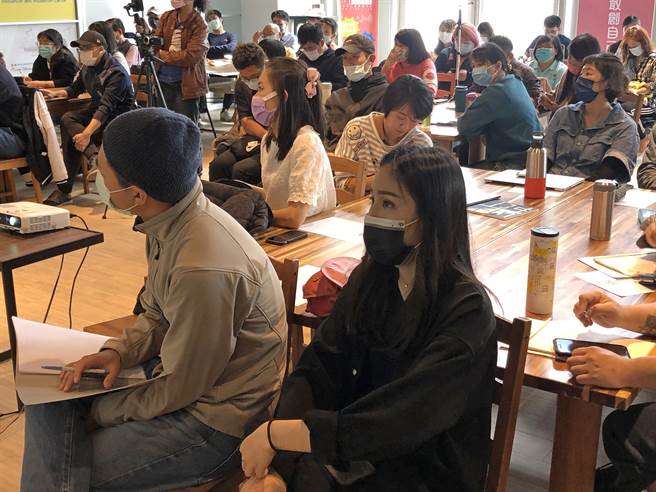 现场安排在地创业青年、特产业者分享自身品牌故事外，更透过产、官、学界人士与地方创生专家，就如何发掘地方特色元素，打造金门亮点品牌，进行主题式和针对性的沟通之三。（李金生摄）