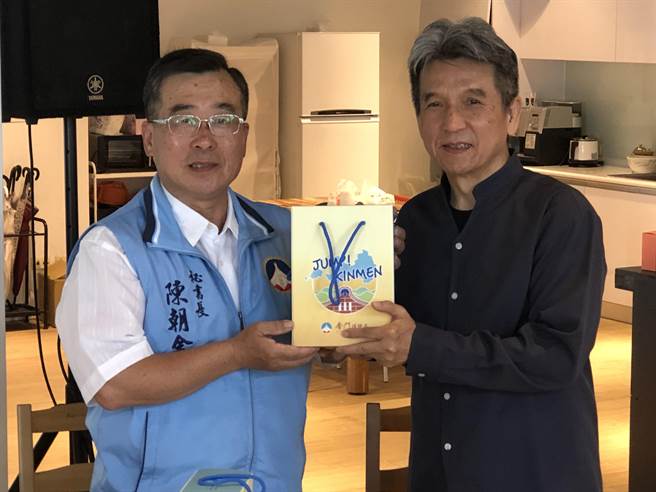 县府秘书长陈朝金到场加油打气，也期待更多青年朋友返乡加入建构新金门的行列。（李金生摄）