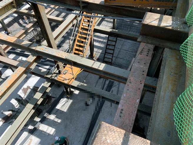 兴建中的台南市中西区体3地下停车场新建工程传出工人坠落意外。（读者提供／洪荣志台南传真）
