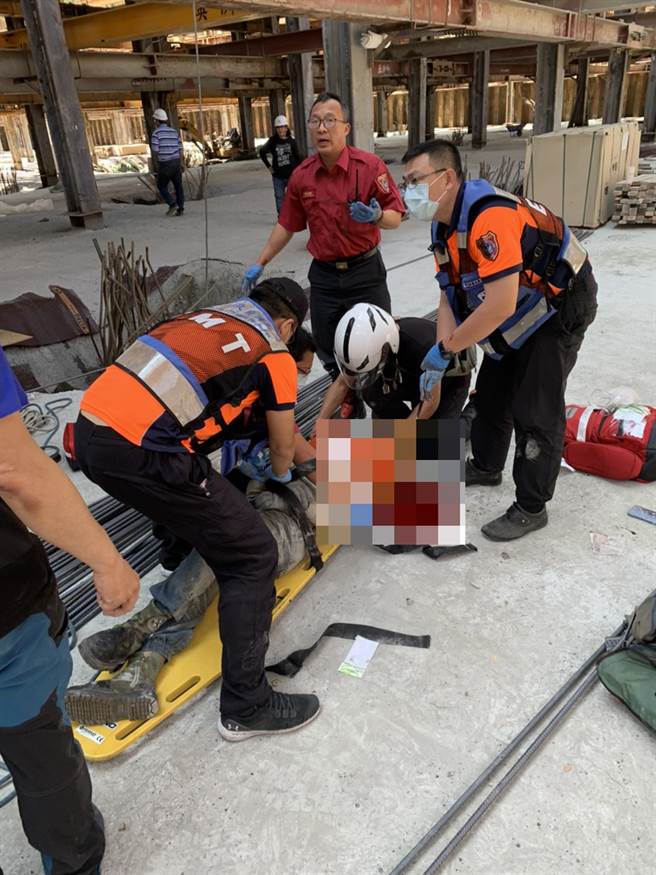台南市中西区体3地下停车场新建工程传出工人坠落意外，救护人员到场紧急包扎伤势。（读者提供／洪荣志台南传真）