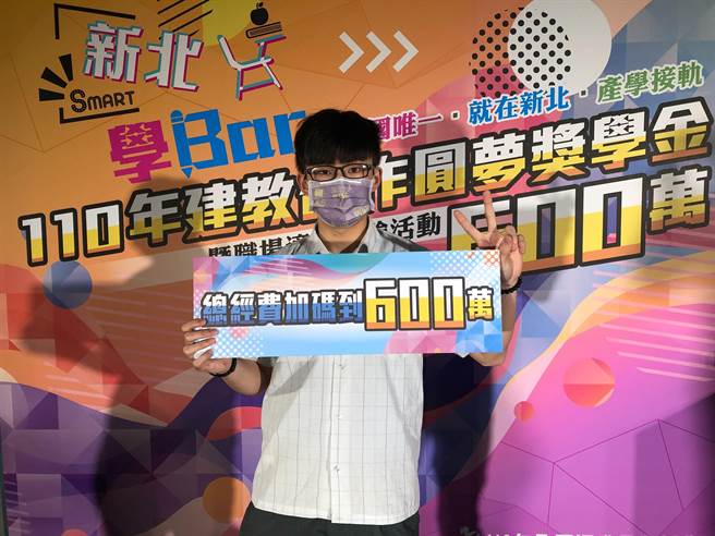 瑞芳高工机械科学生罗章育高一起打工赚生活费，成绩保持前5名，去年申请到圆梦奖学金2万元，全数交给家人贴补家用。(许哲瑗摄)