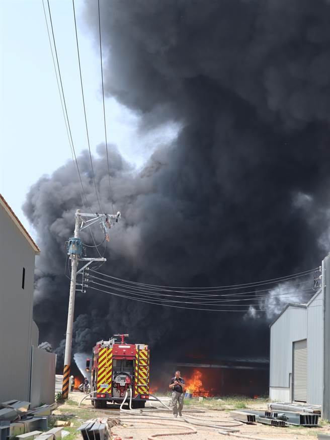 豐原區一間油漆工廠今天11時許發生火警，火勢迅速燃燒十分驚人，大量黑煙直竄天際。（陳淑娥攝）