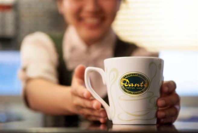 丹堤推出4月底前至丹堤咖啡行动购物网加入会员，使用信用卡线上付费，即可享买3送2优惠，不但能分次领取，还能跨店取咖啡。（图／翻摄自丹堤官方脸书）