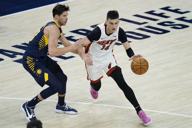 热火后卫希罗(右)持球进攻。（美联社资料照）