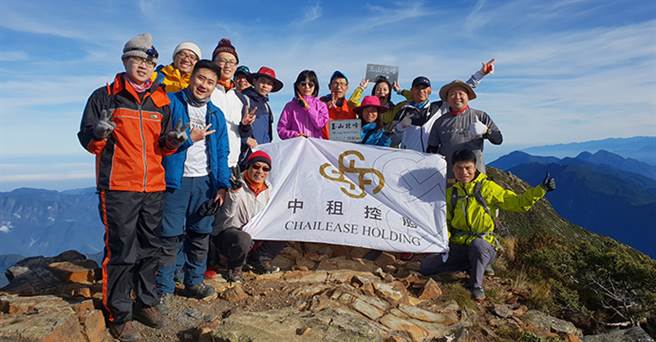 中租迪和登山社團攻頂玉山。(圖/中租迪和提供)