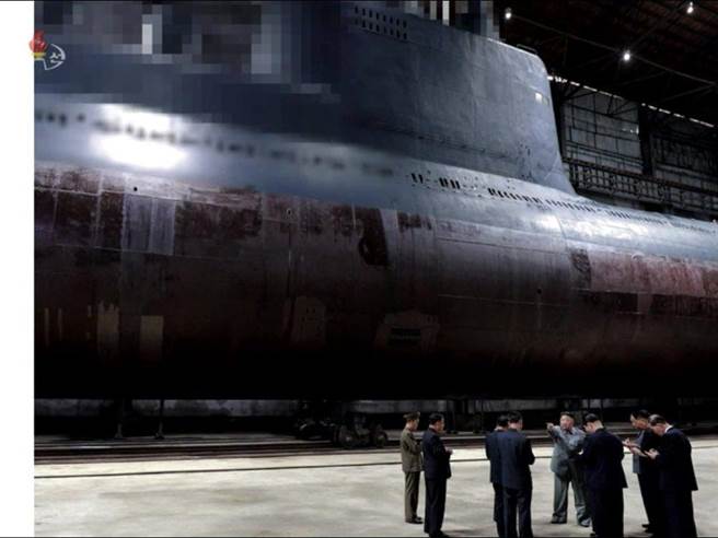 2019年，金正恩視察的大型潛艦。(圖/VOA)