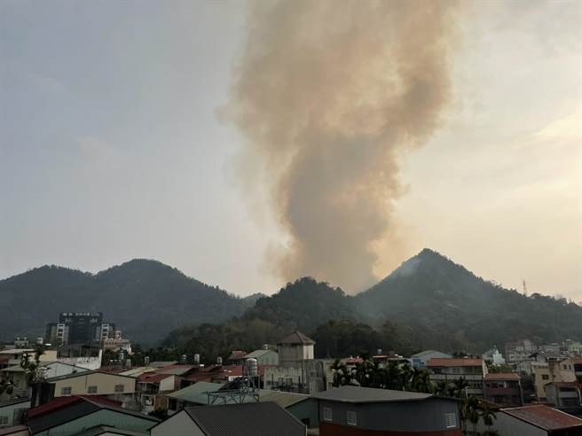 魚池國中旁雜草火災，濃煙直上像火山爆發。（民眾提供／廖志晃南投傳真）