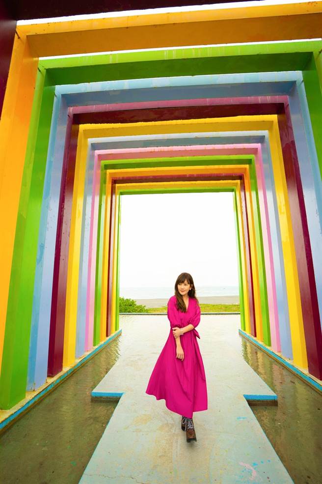 梁靜茹日前到旗津彩虹教堂拍照打卡。（照片提供：寬魚國際/圓頂文化）（服裝提供：pennyblack）