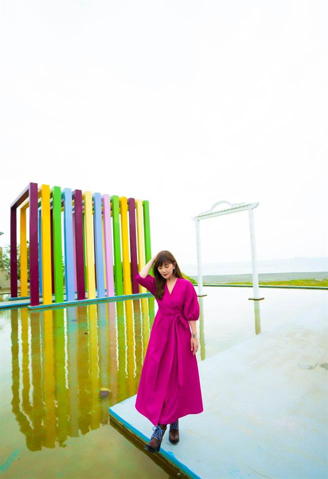 梁靜茹日前到旗津彩虹教堂拍照打卡。（照片提供：寬魚國際/圓頂文化）（服裝提供：pennyblack）