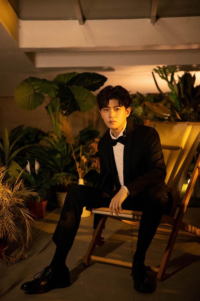 任嘉伦推出首张个人专辑《三十二·立》。（种子音乐提供）