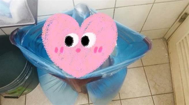 「供5停2」限水引起民眾瘋搶水桶儲水，一名女網友用一張塑膠椅搞定，照片曝光被眾人讚爆。(圖/截自臉書大里人聊天室)