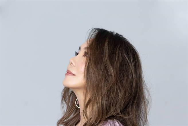 辛晓琪近来除了筹备演唱会，也推出新歌〈遥寄〉。（图／三元素影艺提供）