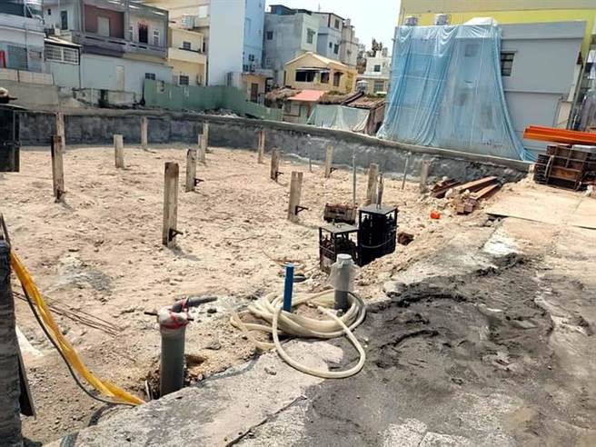 屏東縣議員蔣月惠接獲民眾投訴，指出小琉球鳳凰國際旅遊正在蓋的10層樓飯店，挖到地下水源後停工將沙回填。縣府表示工地挖到地下水很正常，停工是為等材料工具到位。（蔣月惠提供／潘建志屏東傳真）