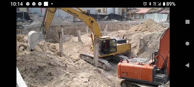 屏東縣議員蔣月惠接獲民眾投訴，指出小琉球鳳凰國際旅遊正在蓋的10層樓飯店，挖到地下水源後停工將沙回填。縣府表示工地挖到地下水很正常，停工是為等材料工具到位。（蔣月惠提供／潘建志屏東傳真）