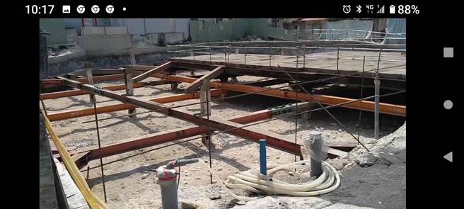 屏東縣議員蔣月惠接獲民眾投訴，指出小琉球鳳凰國際旅遊正在蓋的10層樓飯店，挖到地下水源後停工將沙回填。縣府表示工地挖到地下水很正常，停工是為等材料工具到位。（蔣月惠提供／潘建志屏東傳真）