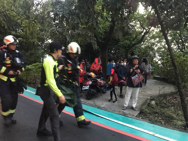 基隆4楼安亲班火警 师生疏散消防紧急抢救(陈彩玲摄)