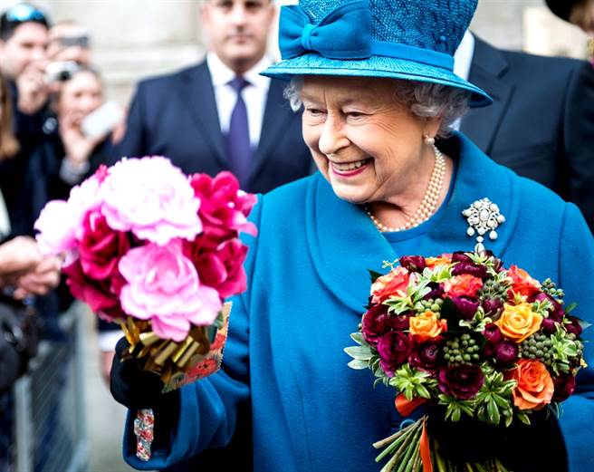 英国菲立普亲王与世长辞会加速高龄94岁的女王伊丽莎白二世（Queen Elizabeth II）退位？专家指不可能，因为68年前女王加冕时已经和上帝达成协议，不能退位。（资料照／TPG、达志影像）