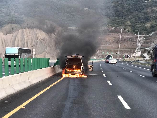 國道3號南向378.2公里處中寮路段12日傍晚發生火燒車，車上5人包含駕駛送義大醫院救治，意識清楚。（翻攝照片／林瑞益高雄傳真）