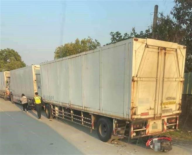 女子機車滑撞停放在路旁的全聯結車車尾。（爆料網提供／陳淑娥台中傳真）
