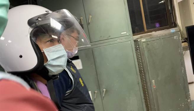 凶手蔡易昇從八里分駐派出所移往蘆洲警分局時，面對大量媒體包圍表示，他自行投案可以減刑，並強調「背後沒有人指使我」。（戴上容攝）