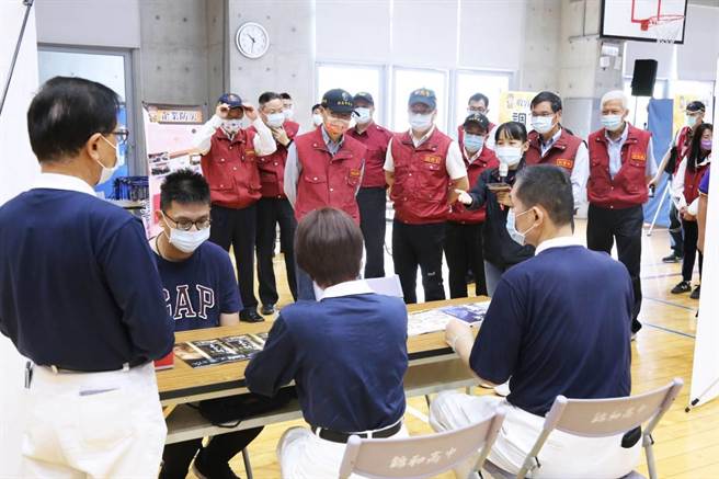 新北市副市長陳純敬今（12日）上午偕同新北市政府社會局、水利局、消防局視察中和區防汛工作及收容開設演練情形。（中和區公所提供）