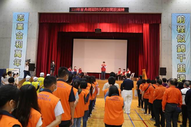 新北市副市長陳純敬今（12日）上午偕同新北市政府社會局、水利局、消防局視察中和區防汛工作及收容開設演練情形。（中和區公所提供）