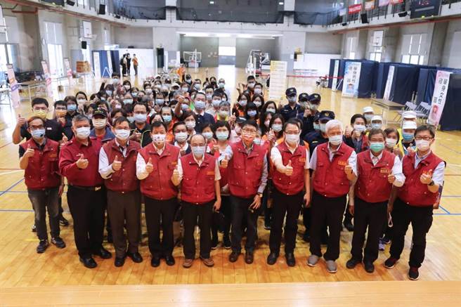 新北市副市長陳純敬今（12日）上午偕同新北市政府社會局、水利局、消防局視察中和區防汛工作及收容開設演練情形。（中和區公所提供）