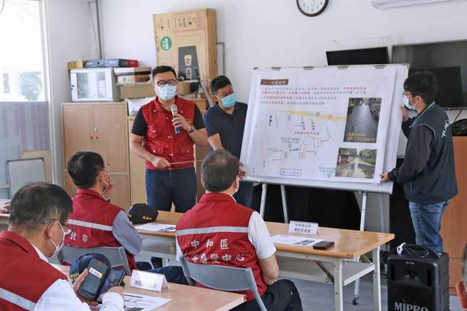 新北市副市長陳純敬今（12日）上午偕同新北市政府社會局、水利局、消防局視察中和區防汛工作及收容開設演練情形。（中和區公所提供）