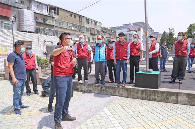 新北市副市長陳純敬今（12日）上午偕同新北市政府社會局、水利局、消防局視察中和區防汛工作及收容開設演練情形。（中和區公所提供）