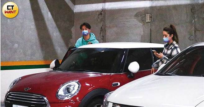 莫允雯开车载吴念轩到信义区，发现本刊时还特别关切是从哪里开始跟拍的。（图／本刊摄影组）