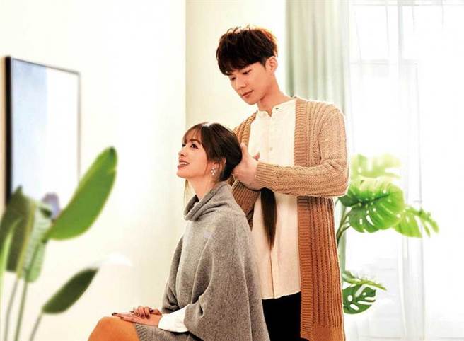 吴念轩在新戏《恋爱是科学》中饰演髮型设计师，梦中的女神莫允雯经常上门光顾。（图／三立提供）