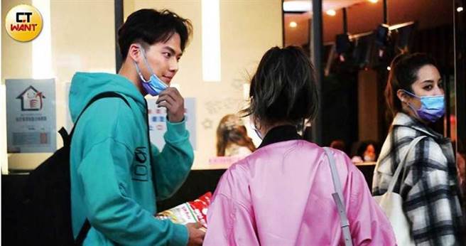 在女性友人陪同下，吴念轩与莫允雯一起进入按摩店纾压。（图／本刊摄影组）