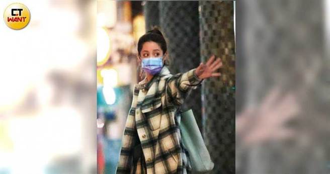 按摩结束后，莫允雯转头向吴念轩挥手道别。（图／本刊摄影组）