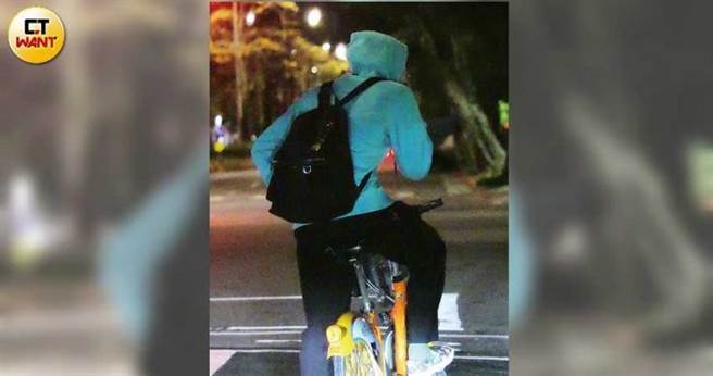 帽子口罩戴满满的吴念轩先与本刊记者聊了几句，接着独自骑脚踏车返家。（图／本刊摄影组）