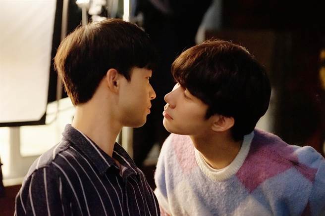 孙宇贤（右）与金江珉在《致我的星星》中大谈甜蜜爱恋。（采昌提供）