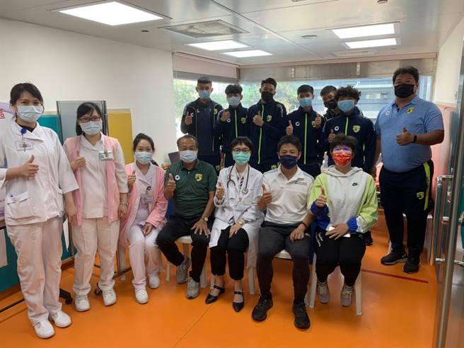 台钢队队职员日前已陆续接种疫苗。（中华足协提供）