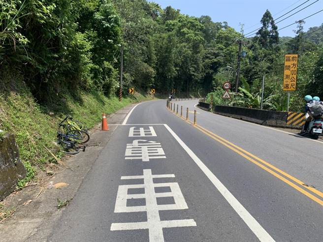 李男疑因车速过快急煞自摔，头部着地连安全帽都撞破，李男经急救后于下午宣告不治。（翻摄照片）