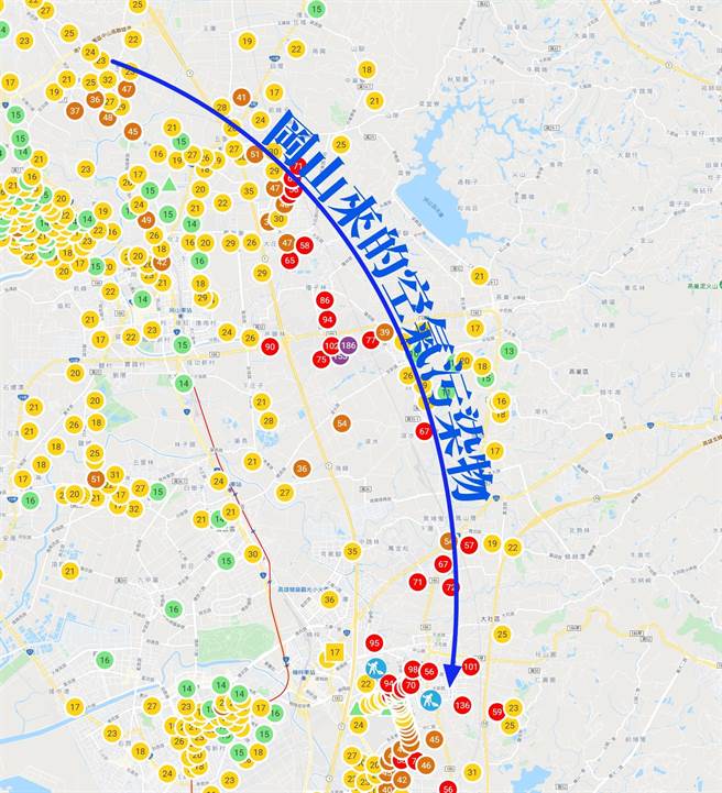 冈山区嘉新东路12日晚间7时许传出火警，火势目前已经获得控制。此火警造成空气污染，令北高雄的空气充满燃烧塑胶的气味，民眾纷纷通报1999。（摘自大社环境守护联盟脸书／林瑞益高雄传真）