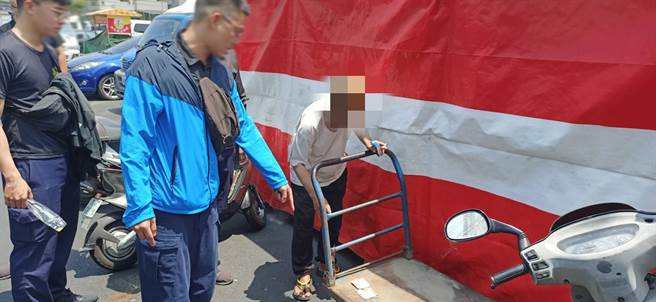 警方逮获涉嫌抢夺的邹姓男子（着白衣）。（读者提供／洪荣志台南传真）