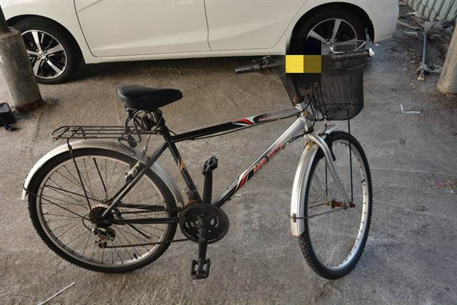 邹姓男子涉嫌抢案后骑乘逃逸的自行车。（读者提供／洪荣志台南传真）