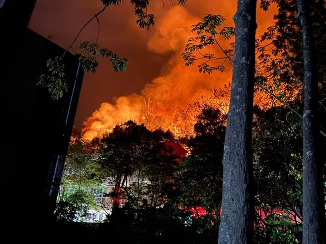 鱼池火烧山火势蔓延逼近街区 鱼池国中宣布13日紧急停课（翻摄 南投县议员王秋淑脸书）