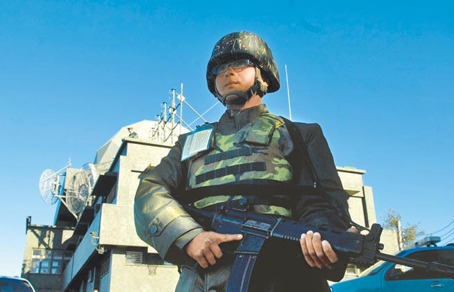 位於阿里山、終年處於低溫的海軍海洋監偵指揮部雷達站官兵，身穿厚重軍裝堅守崗位。 (中央社)