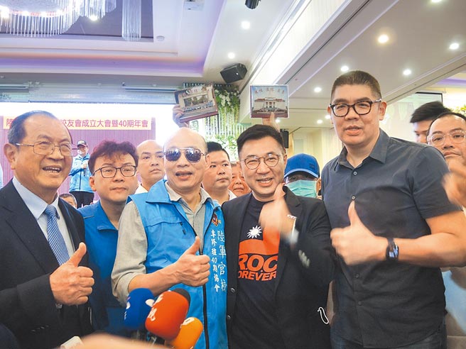 国民党备战828公投，党主席江启臣（右二）下达作战令，将在全台展开500场宣传演讲。图为江启臣与前高雄市长韩国瑜（前排左二）、国民党智库副董事长连胜文（右）昨天出席陆军官校专修班校友11日在中坜举办的成立大会暨40期年会。（邱立雅摄）