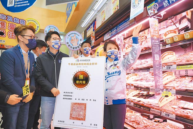 反莱猪公投将在8月28日登场，国民党强力诉求为人民守护食品安全。图为2月初，中央开放美猪进口时，台中市政府加强市场肉品查核及抽验。（台中市食安处提供）