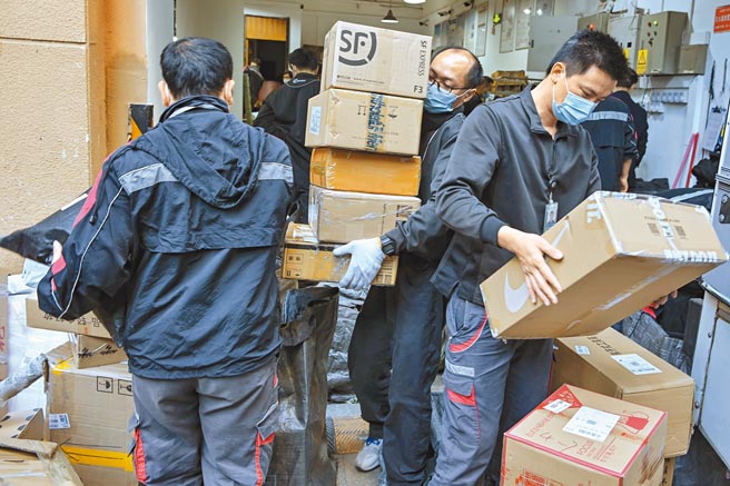 防海外网购被冒名顶用，关务署实名APP新增预报机制。图为大陆广州市快递员整理派送的快件。（中新社）