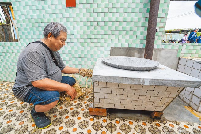 宜兰县壮围乡美福村的竹围文化馆，以「ㄚ嬷ㄟ灶脚」为主题，空间内保留大灶等陈设，地主林锦昌还示范用稻草引火。（李忠一摄）